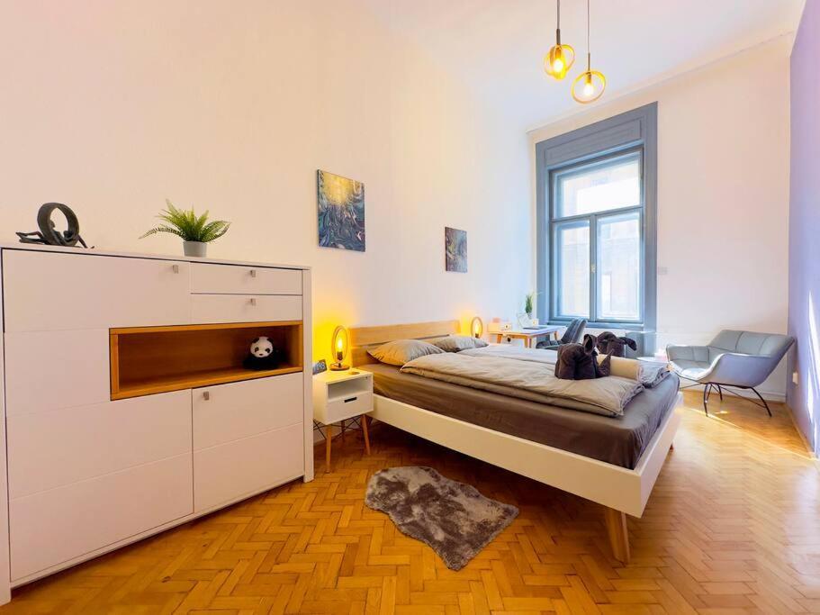 New! Modern 5br Gem In Ac Budapest